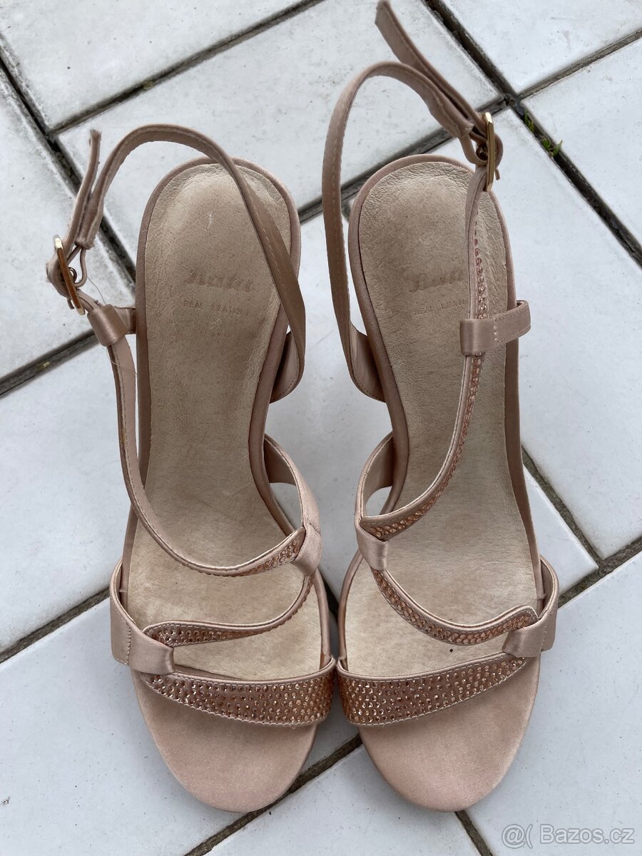 Společenské boty na podpatku