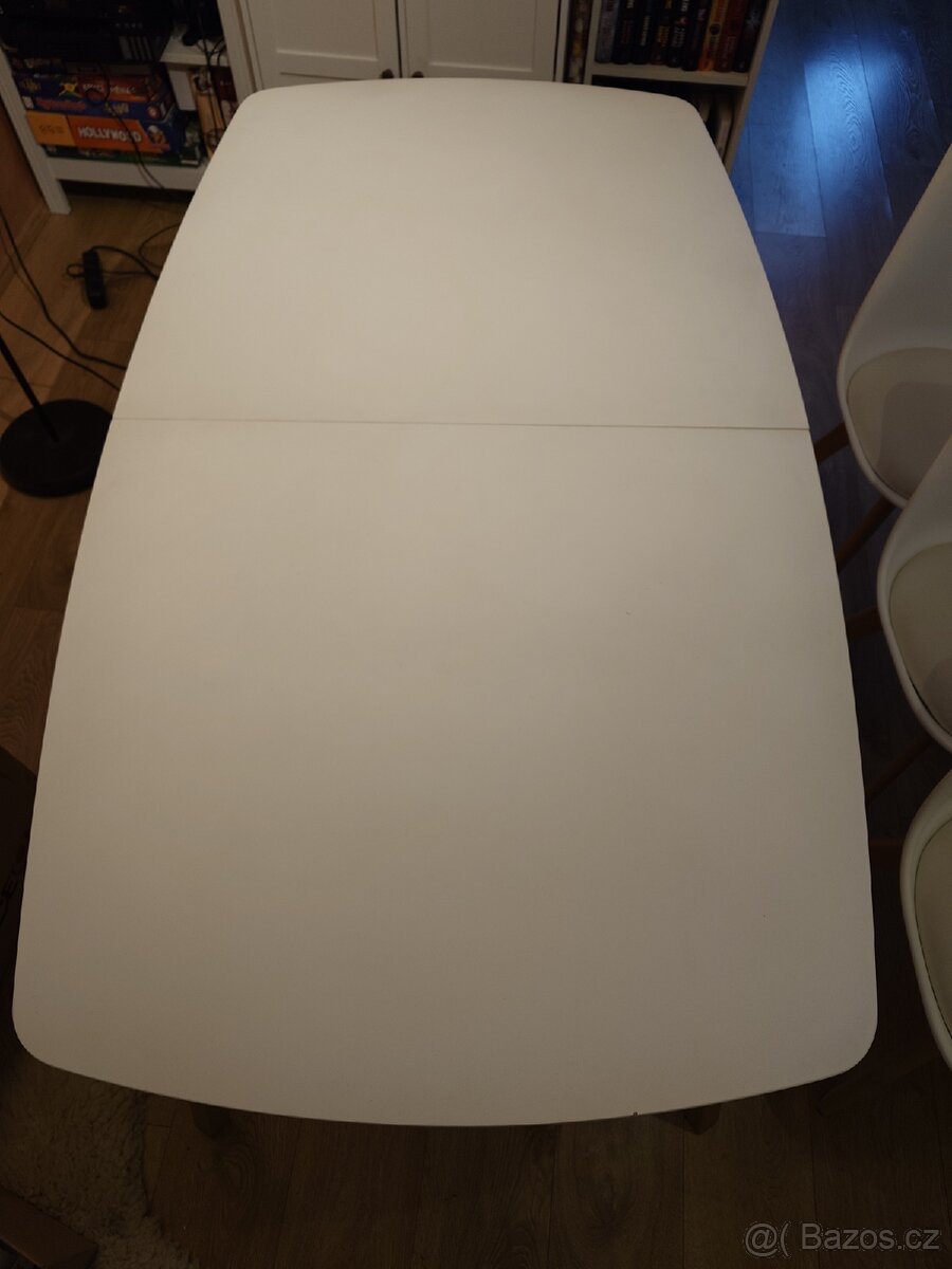 Set rozkládací jídelní stůl s židlemi a konferenčním stolkem