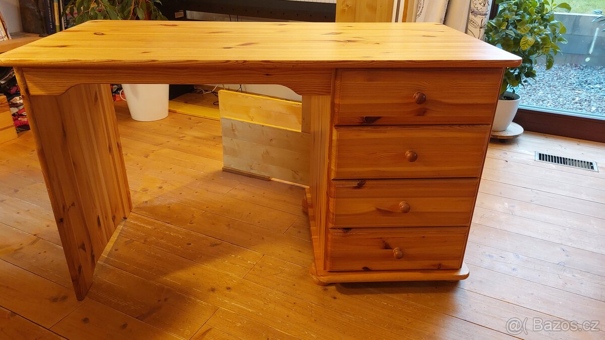 Psací stůl z masivu