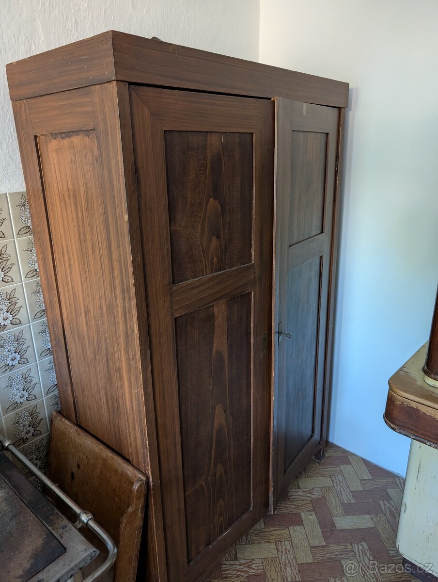 Starožitná skříň