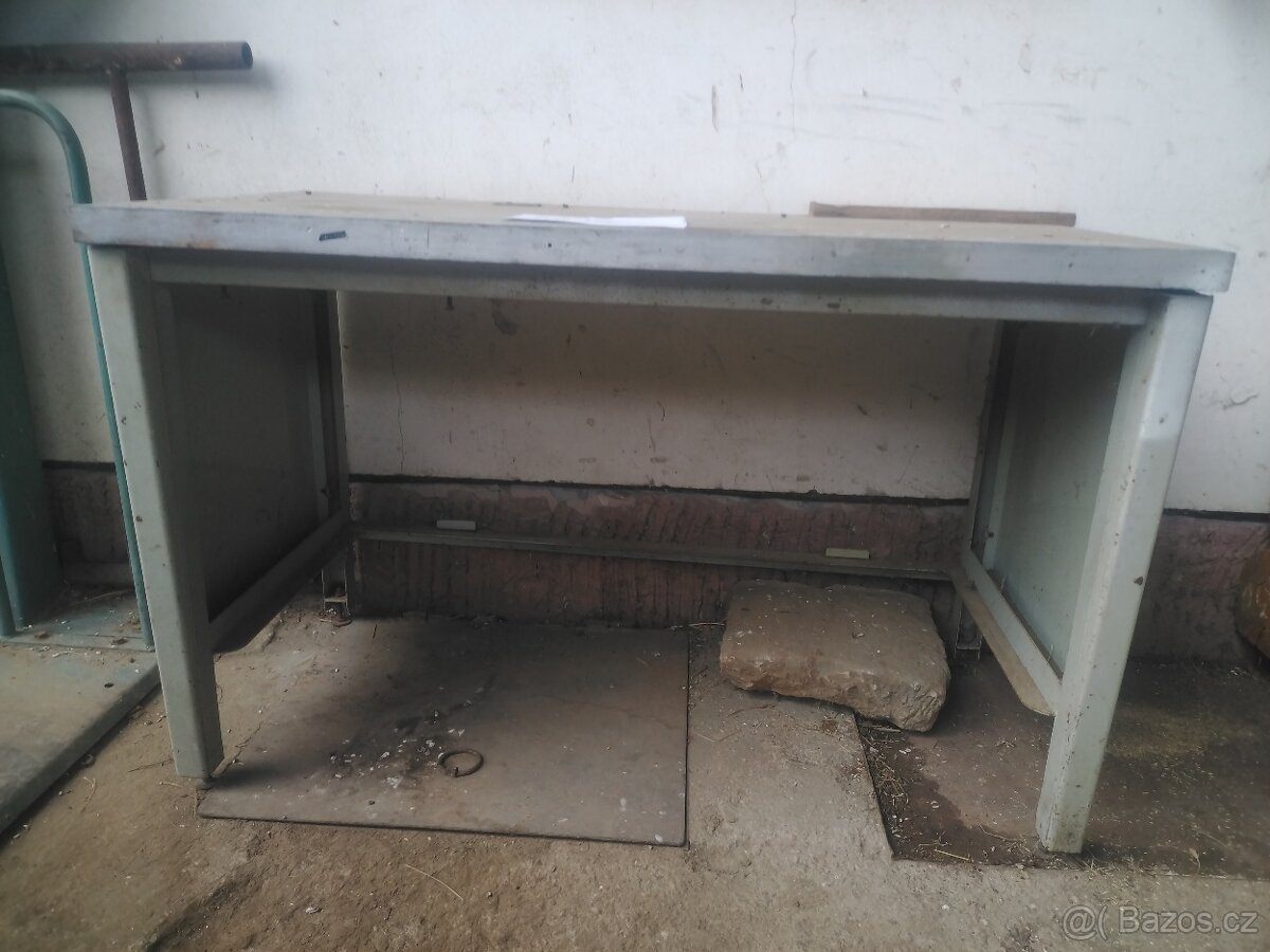 Kovový dílenský stůl