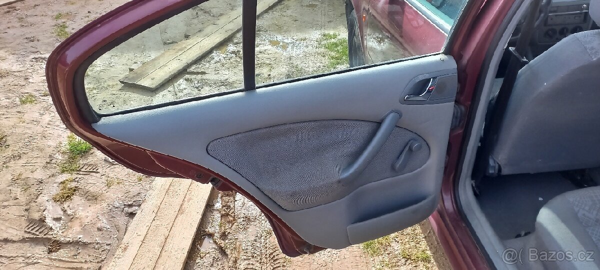 Škoda Octavia 1, zadní dveře