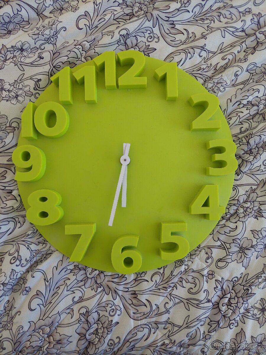 Nástěnné hodiny zelené