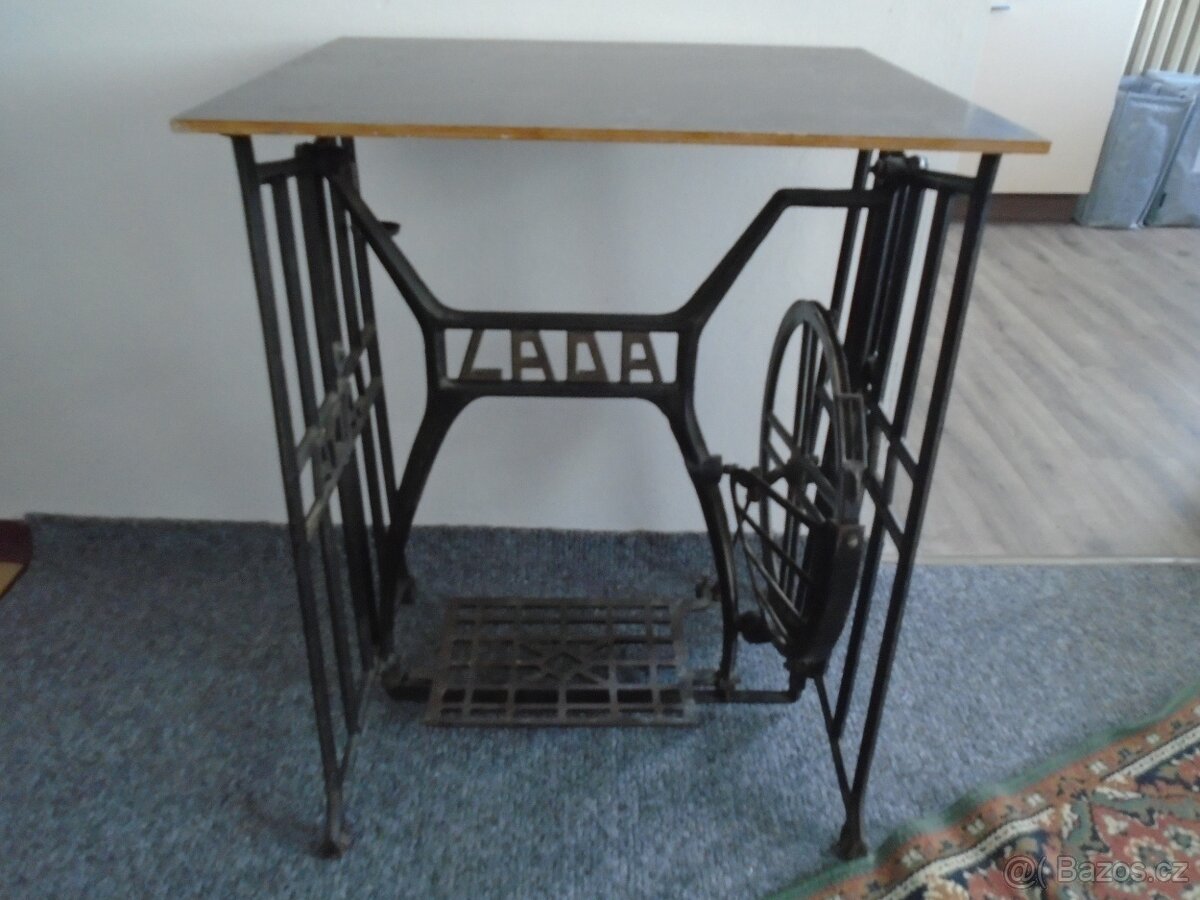 Litinový stolek od šicího stroje Lada
