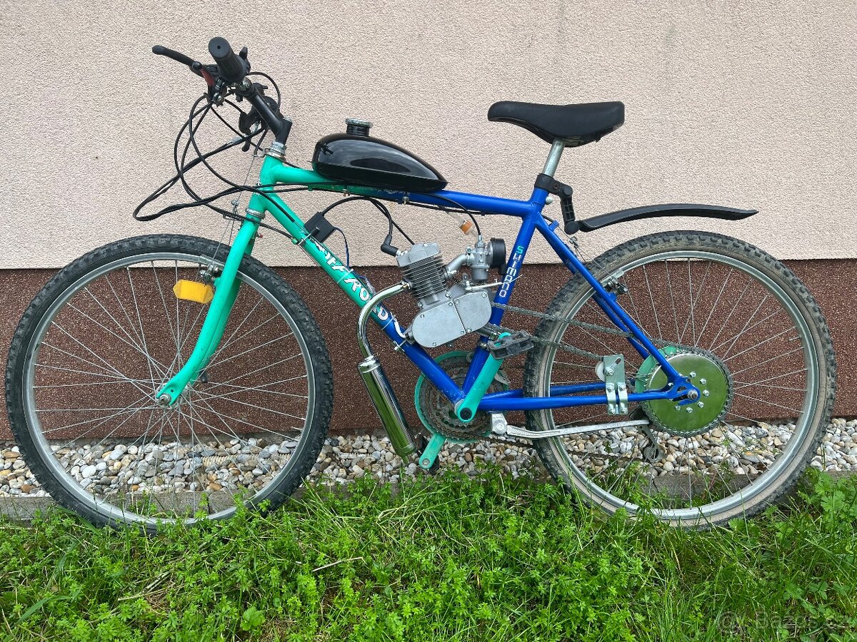 Kolo s přídavným benzínovým motorem