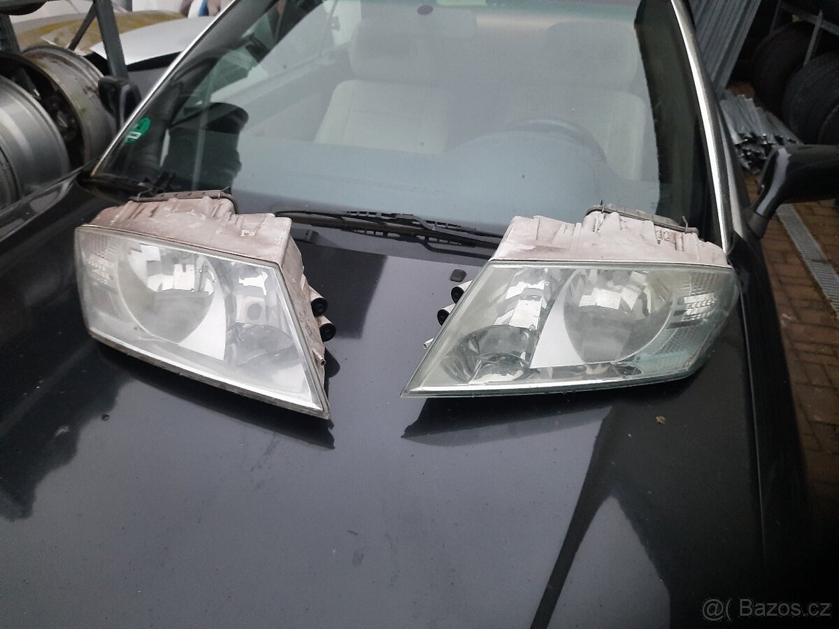 Skoda Octavia 2 svetla,xenony