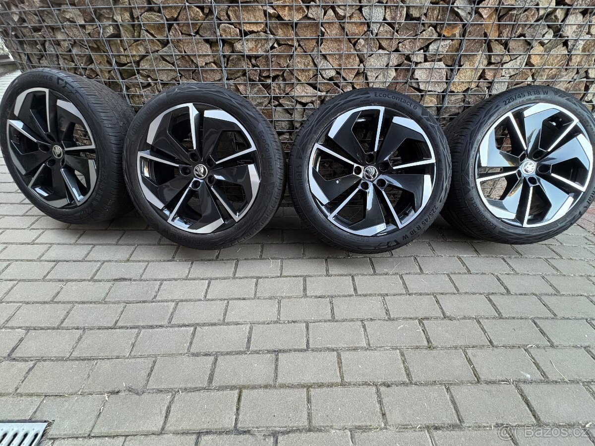 Škoda Octavia 4, RS, letní sada Comet 225/45-18 TOP