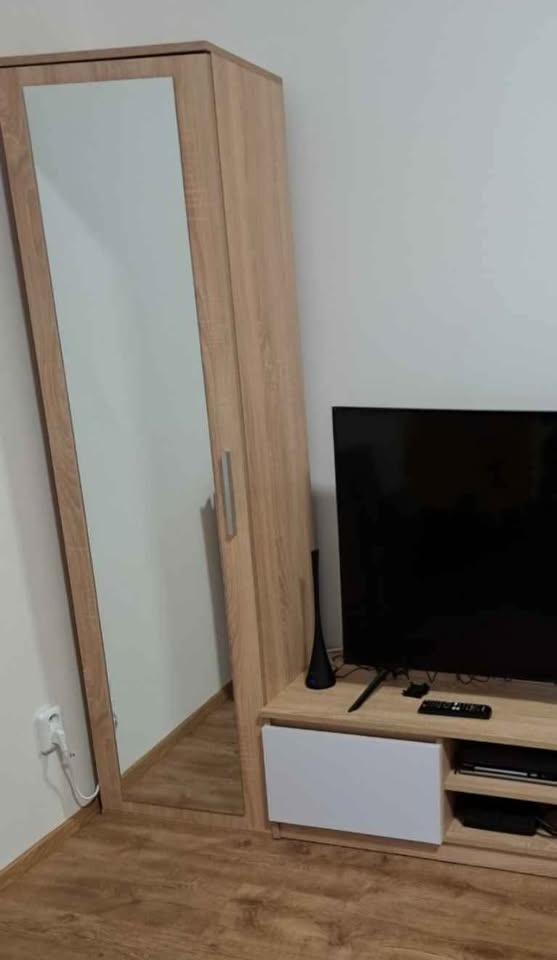 Šatní skříň jednodveřová se zrcadlem