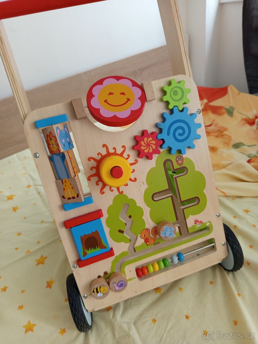 Dřevěné chodítko pro deti