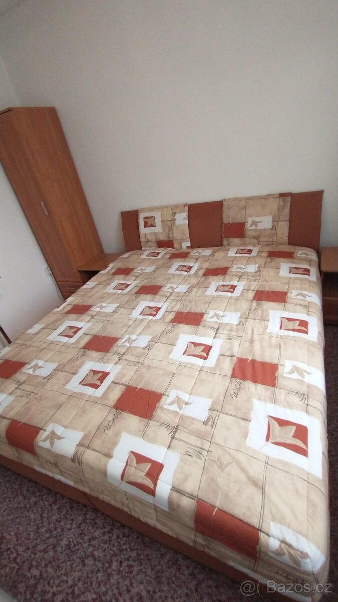Manželská postel a dva noční stolky