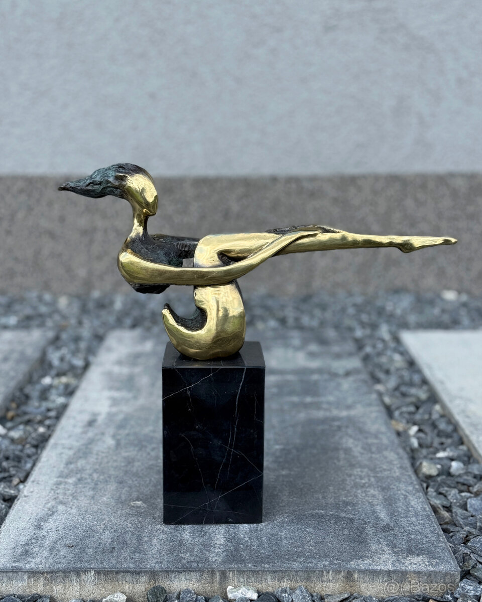 Moderní leštěná bronzová socha Žena luxusní dekorace mramor