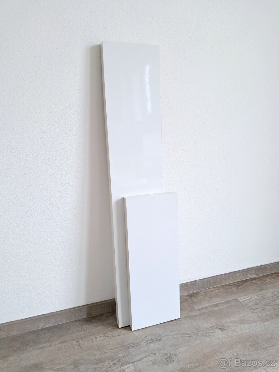 Poličky do zdi v bílém lesku