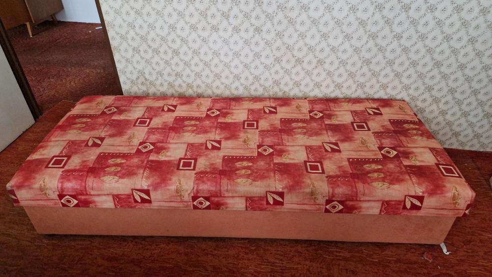 Válenda s úložným prostorem