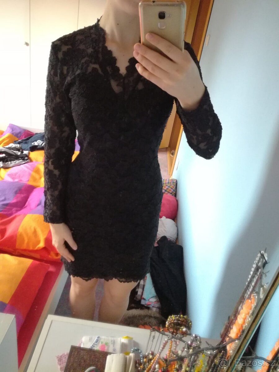 Černé krajkové šaty