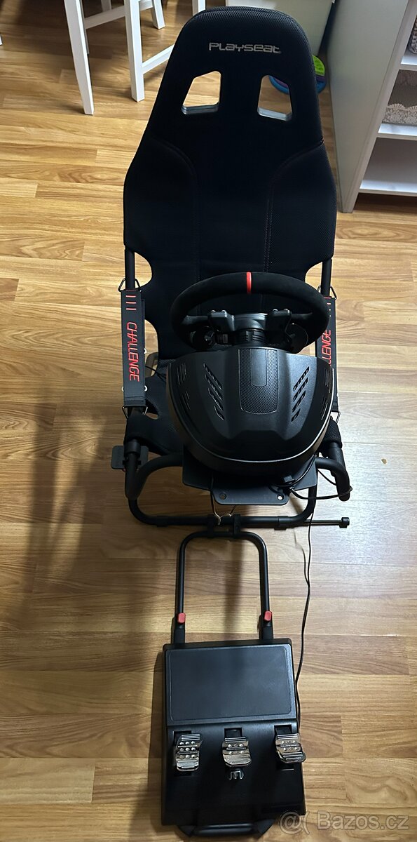 Volant Thrustmaster T300 a sedačka Playseat Challenge