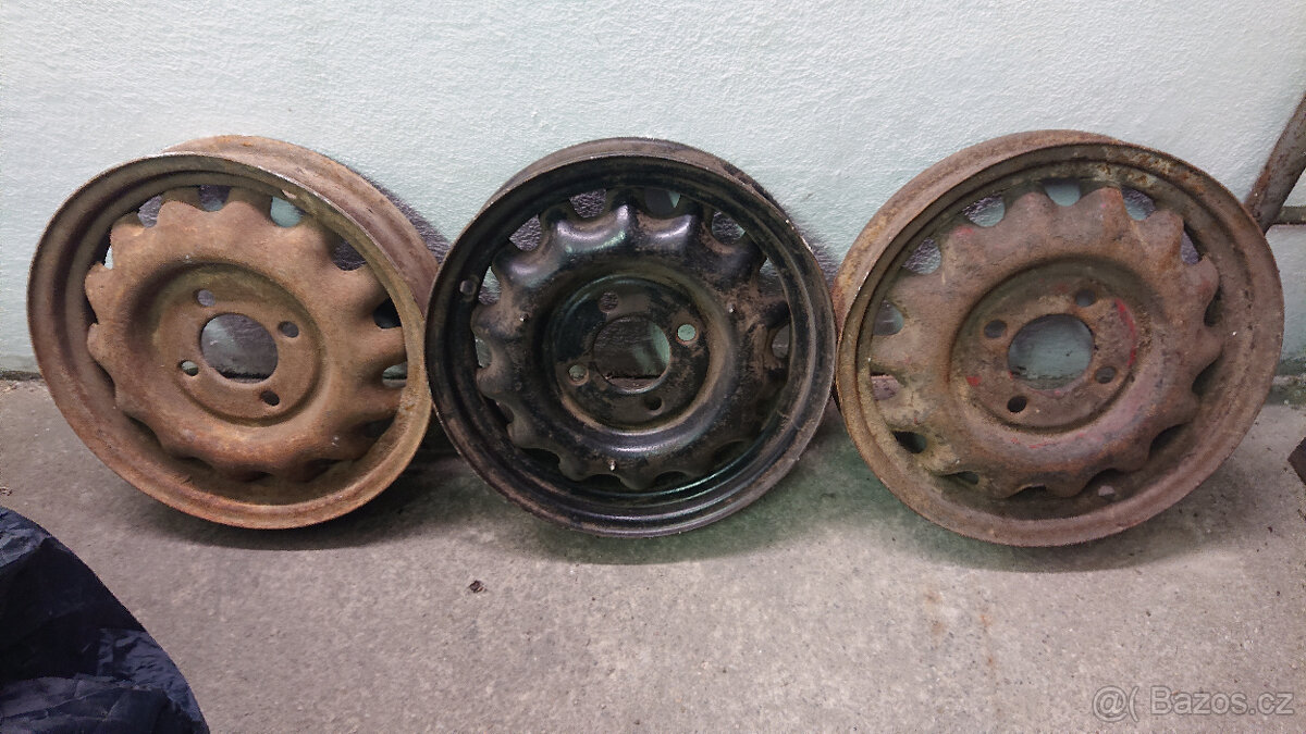 2 ks růžicové disky kopretiny 16" Praga, Tatra, Škoda