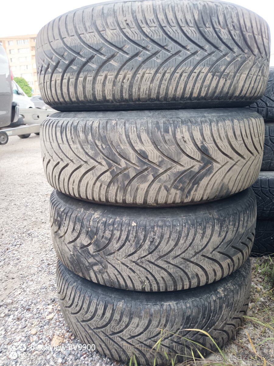 Zimní pneumatiky 195/65 R15 na disku Renault.