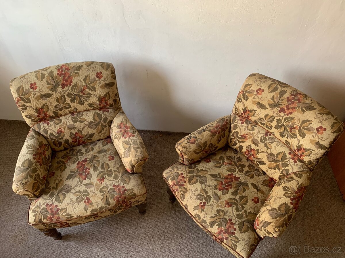 Dvě starožitná křesílka