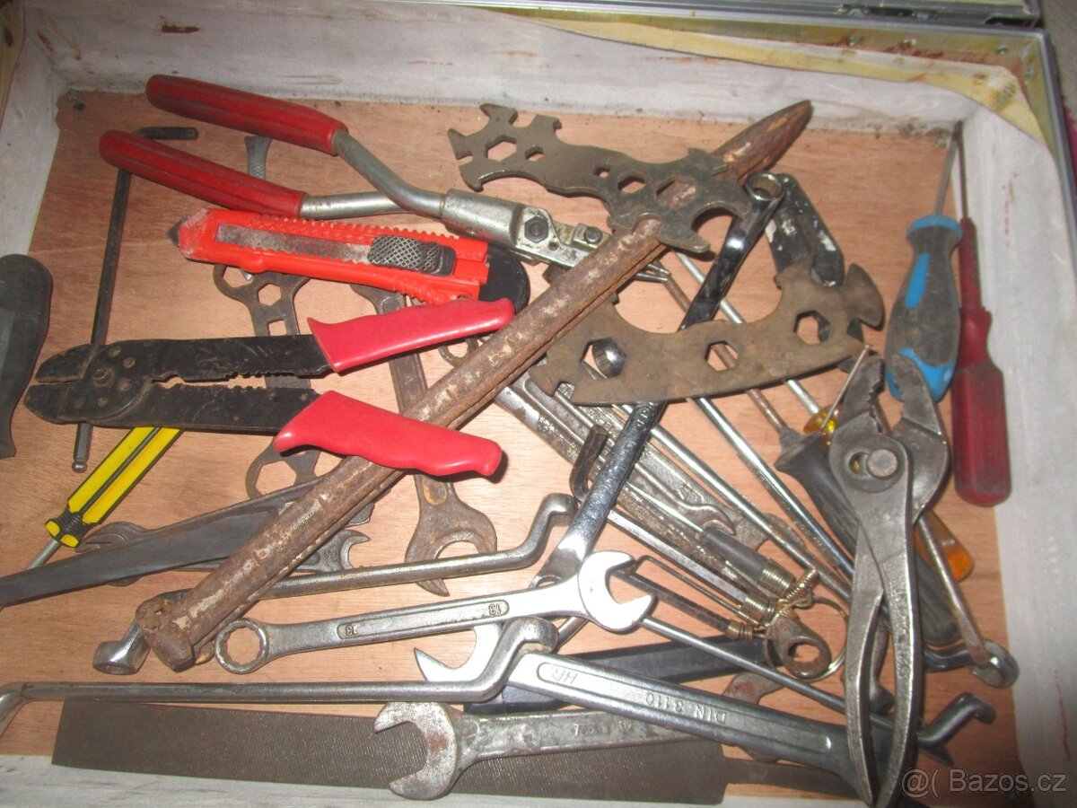 plný kufr nářadí