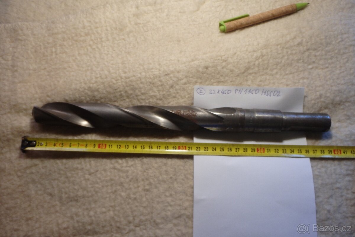 Příslušenství k soustruhu: vrták, nože,