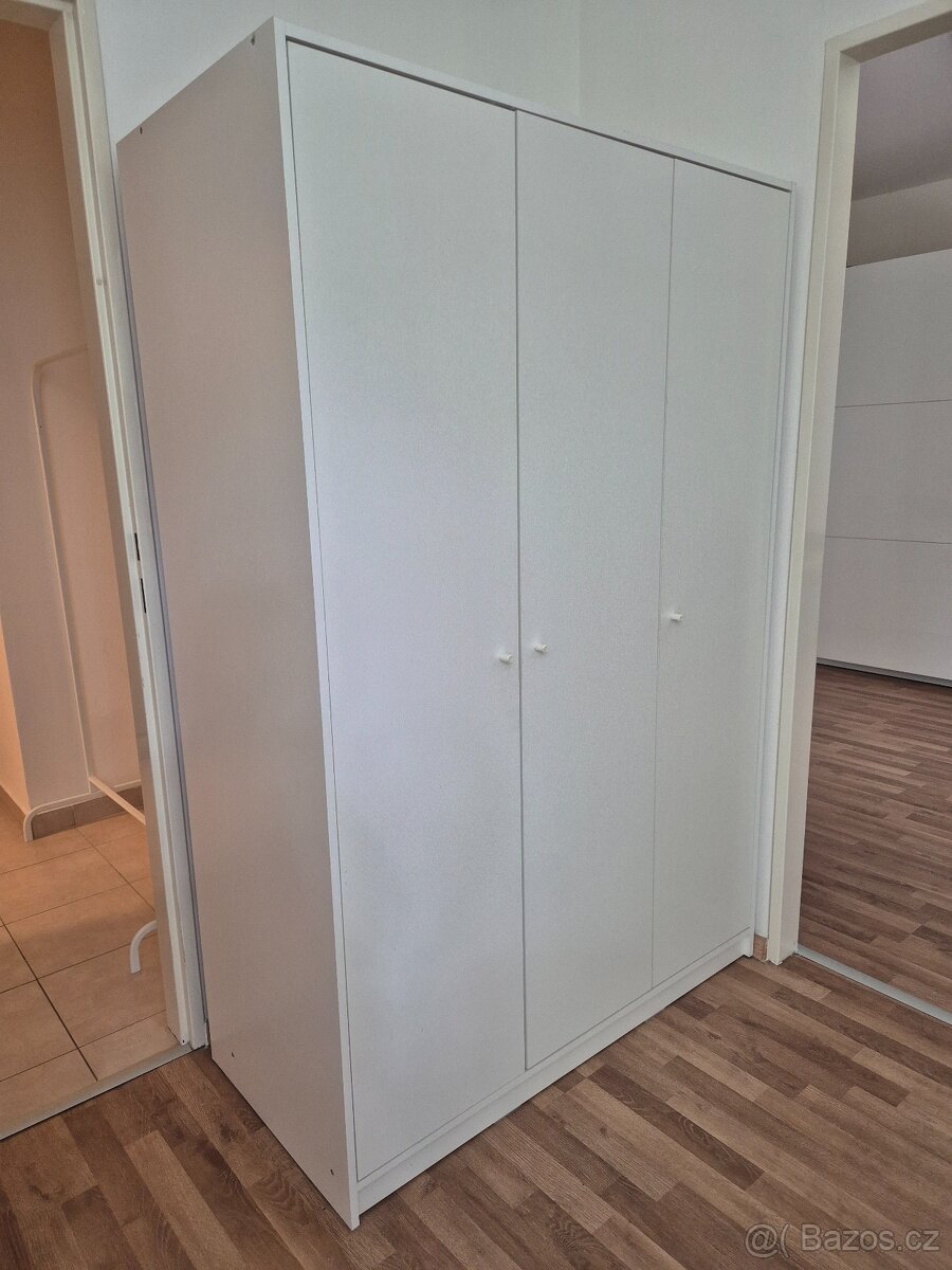 Bílá skříň IKEA