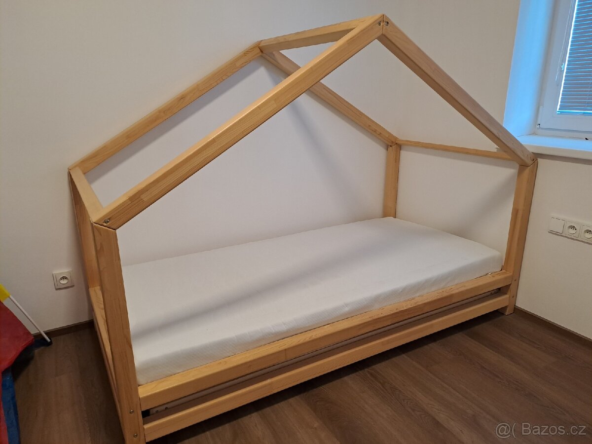 Dětská dřevěná postel domeček