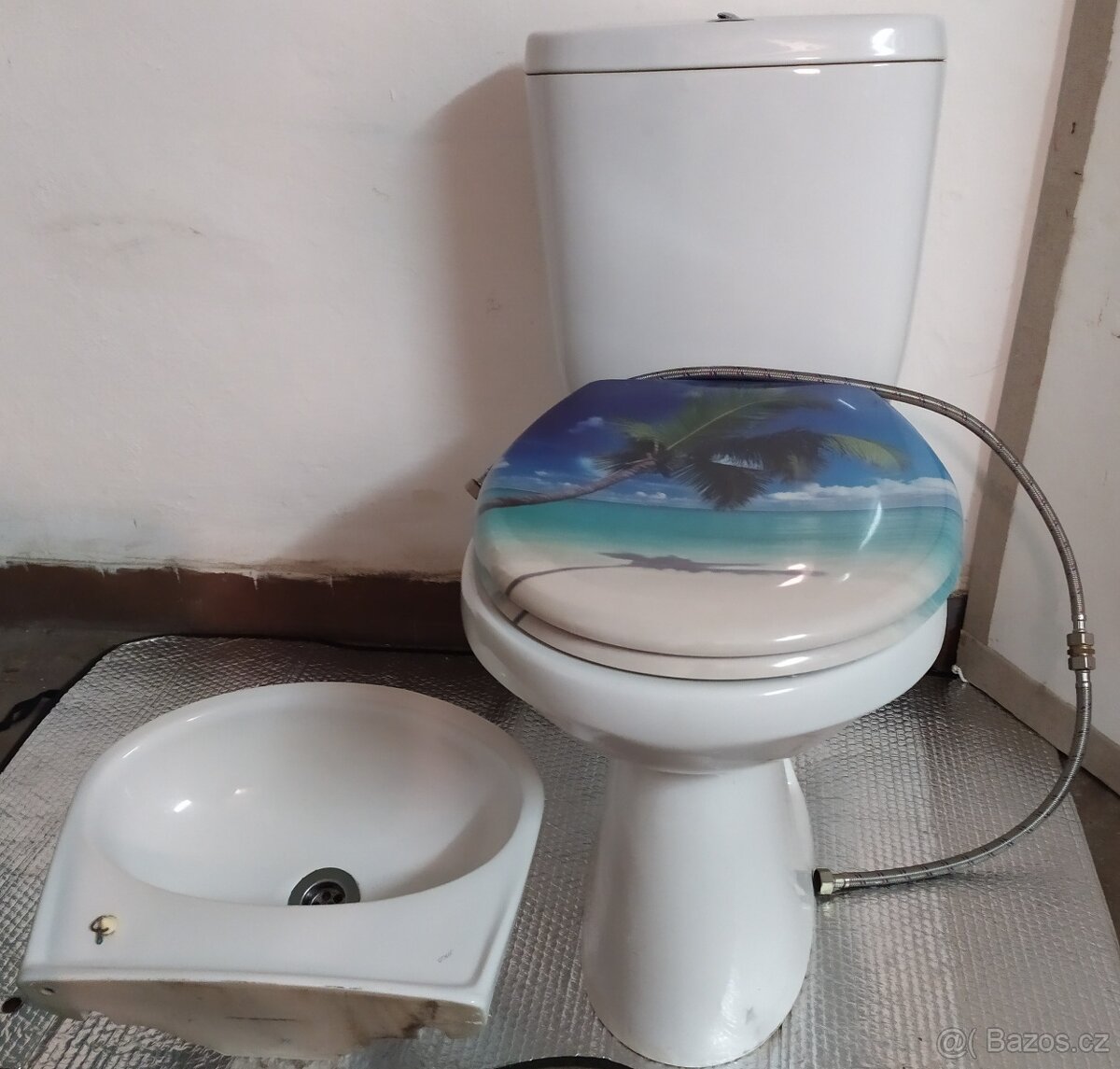 Nabízím použitý WC kombi zadní odpad, bílý, prkýnko, umyvadl