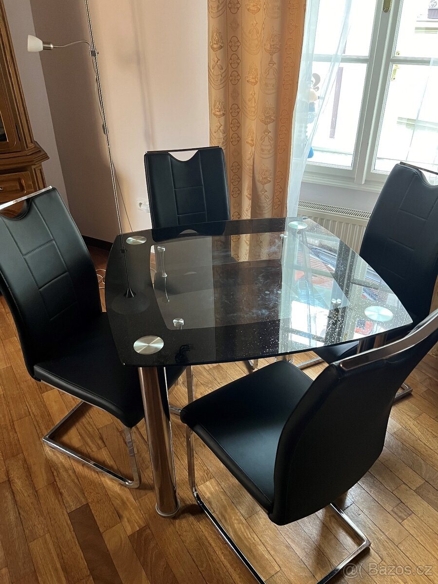 Luxusní prosklený jídelní stůl, včetně židlí.