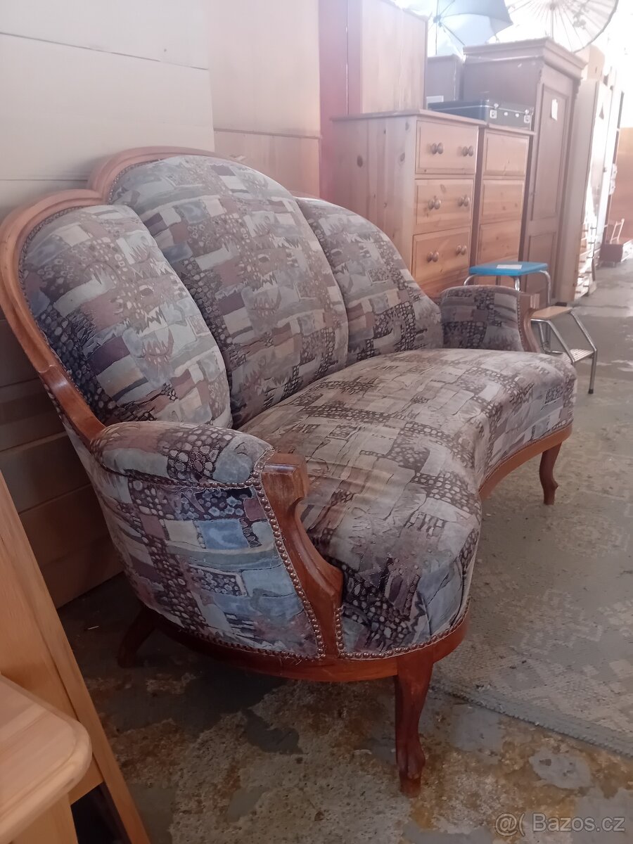 Starožitná sofa.