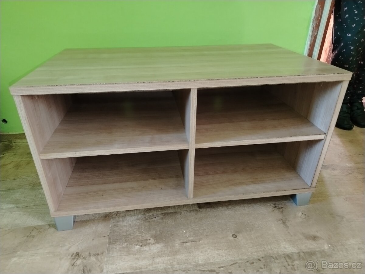 Stolek pod TV
