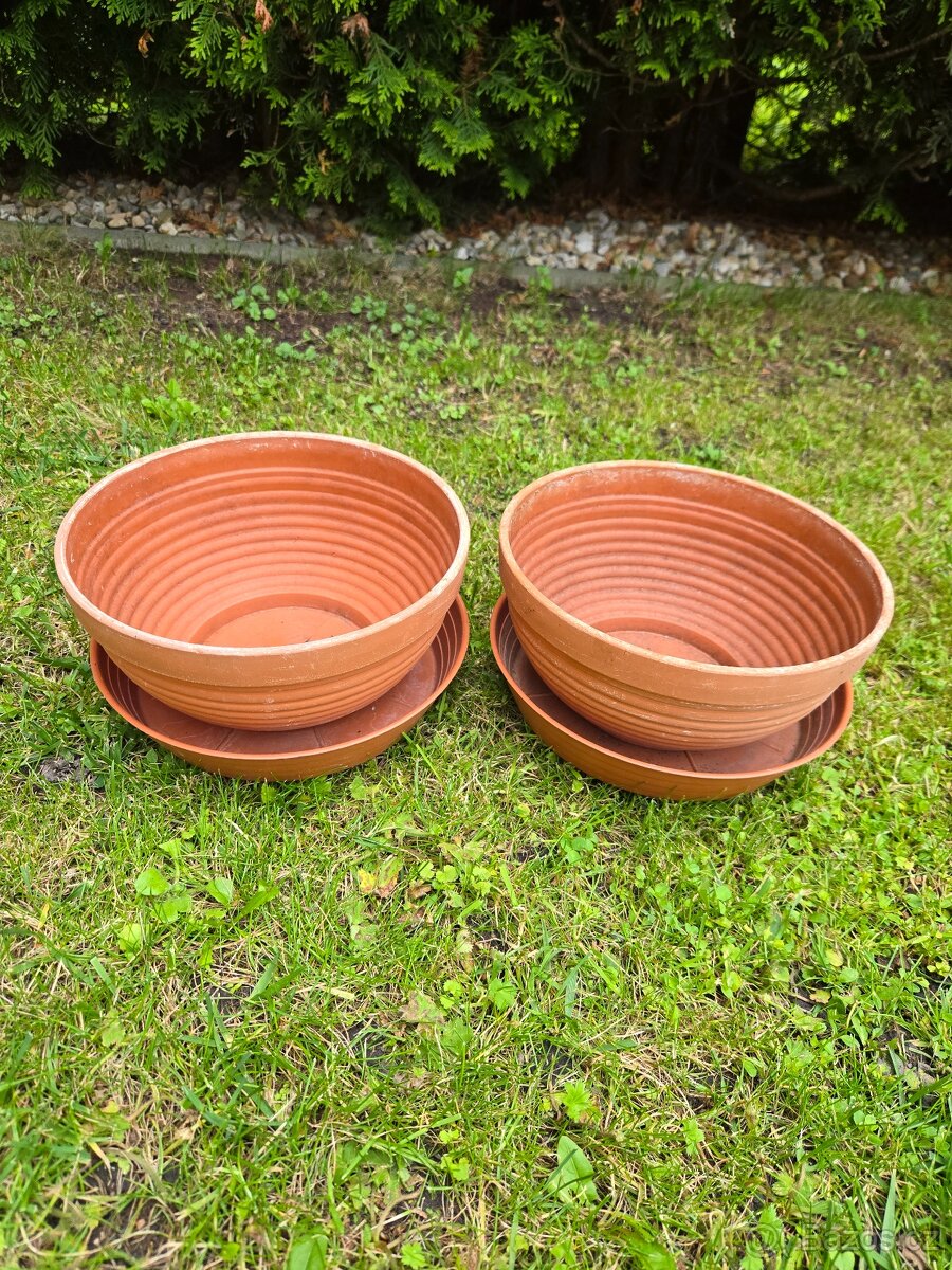 Dva květináče průměr 20cm i s miskama.