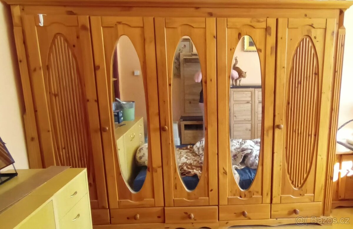 skříň 5dveří, komoda, noční stolky - masiv