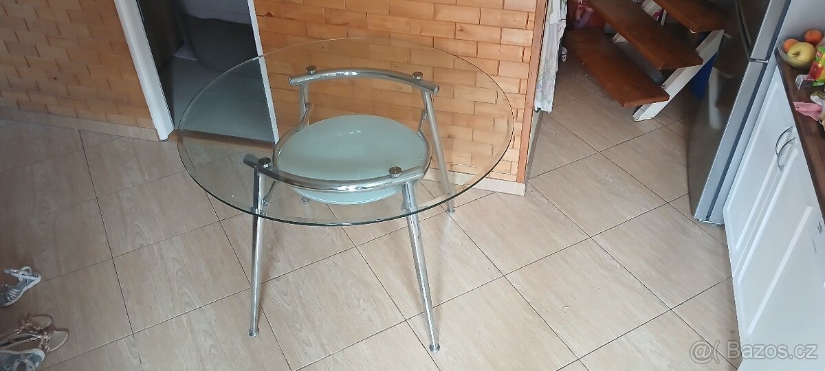 Skleněný jídelní stůl