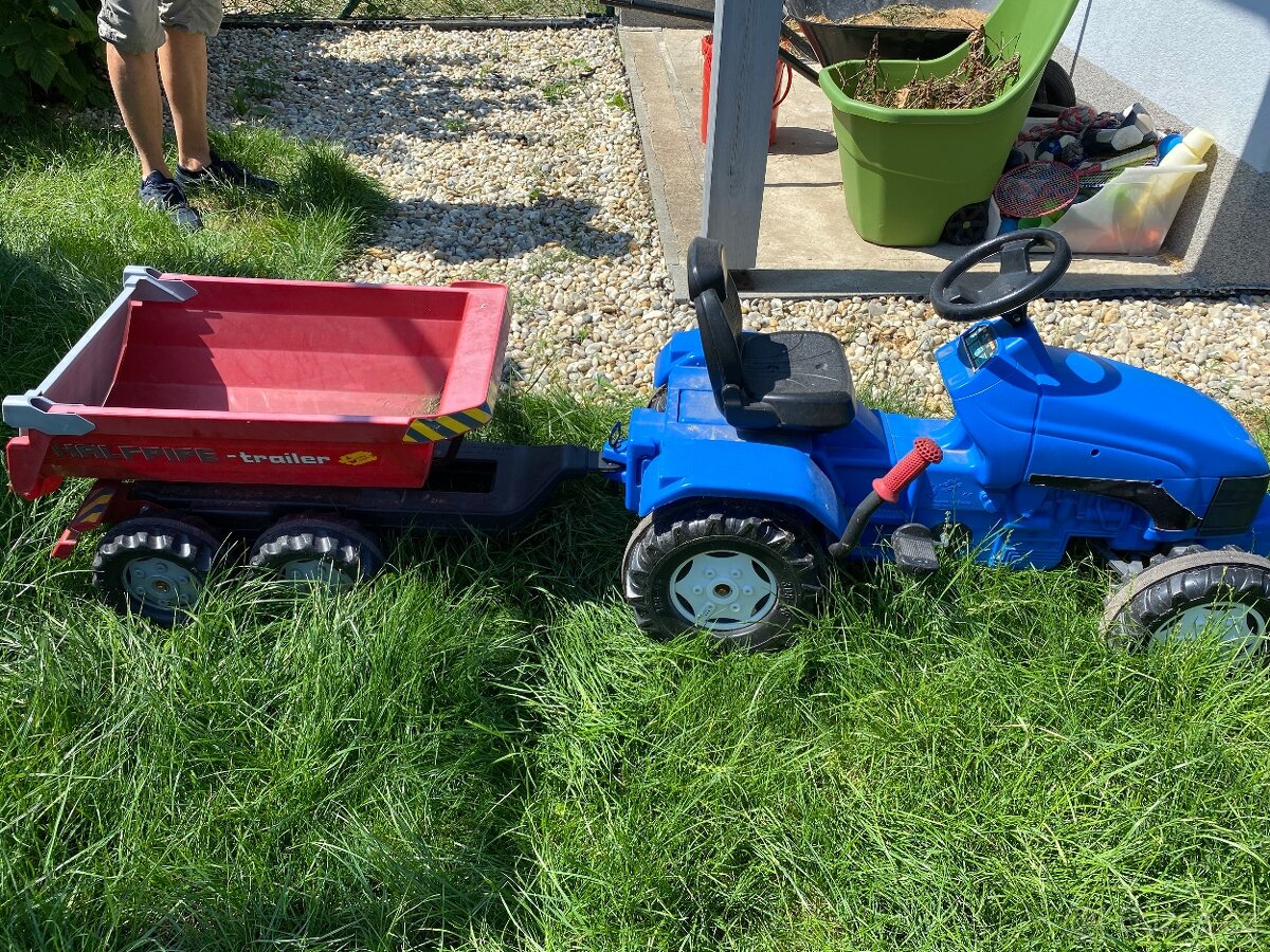šlapací traktor s vlečkou