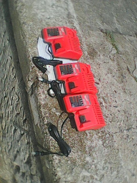 Milwaukee M18 a M12 nabijecka na 120 voltu 1-3 kusy