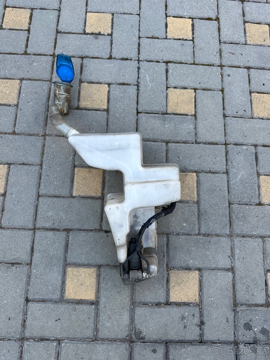 VW Touran 1T3 nádobka ostřikovačů.