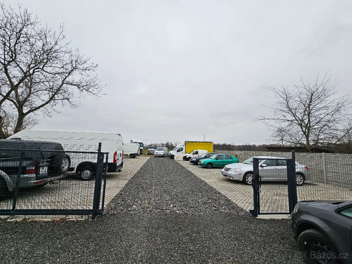 Nabízíme na pronájmem pozemek vhodný na autobazar, parkování