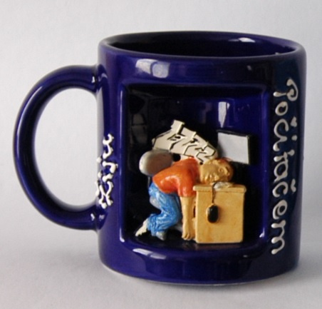 Originální ručně malovaný hrnek ŽIJU POČÍTAČEM