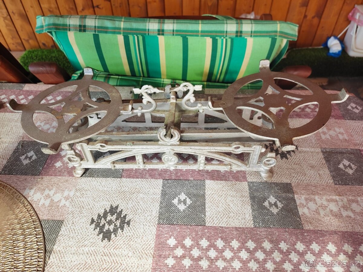 starožitné litinové váhy