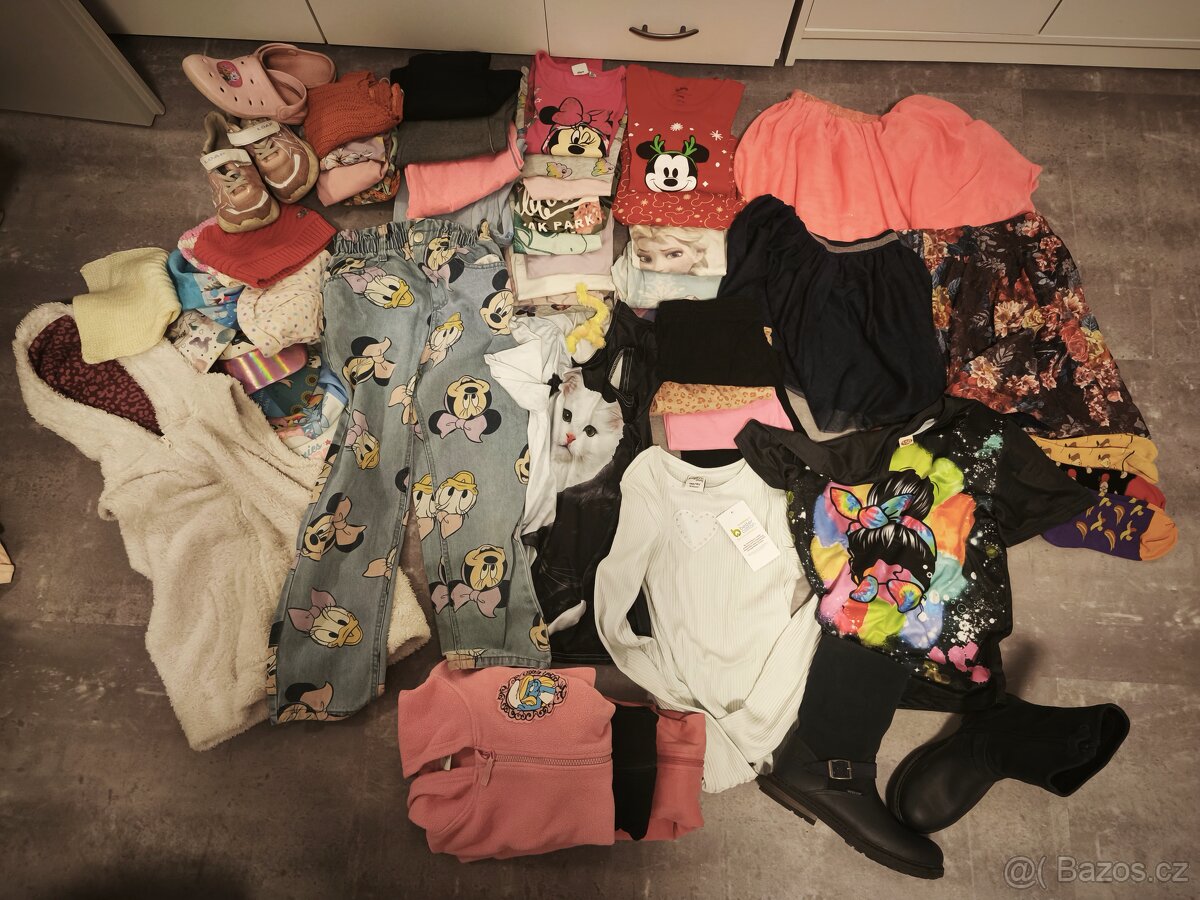 Velký balík cca 80 ks dívčí oblečení 7-9 let, kus 13 Kc