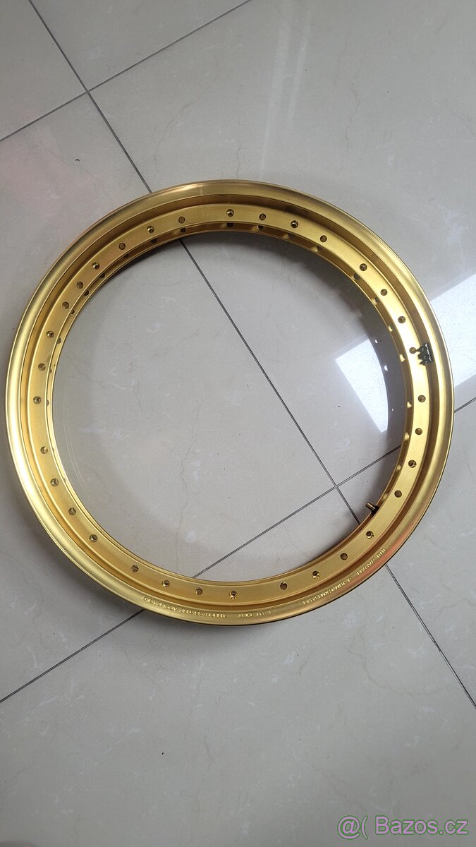 Přední ráfek na Suzuki V-Strom 1050XT