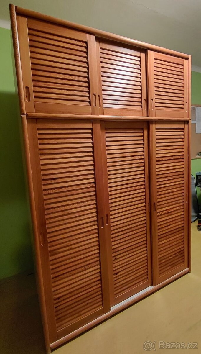 Šatní skříň s posuvnými dveřmi