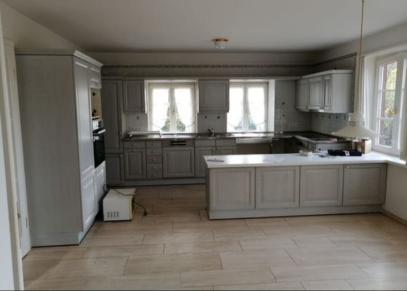 Luxusní bílá venkovská kuchyně se spotřebiči,5786