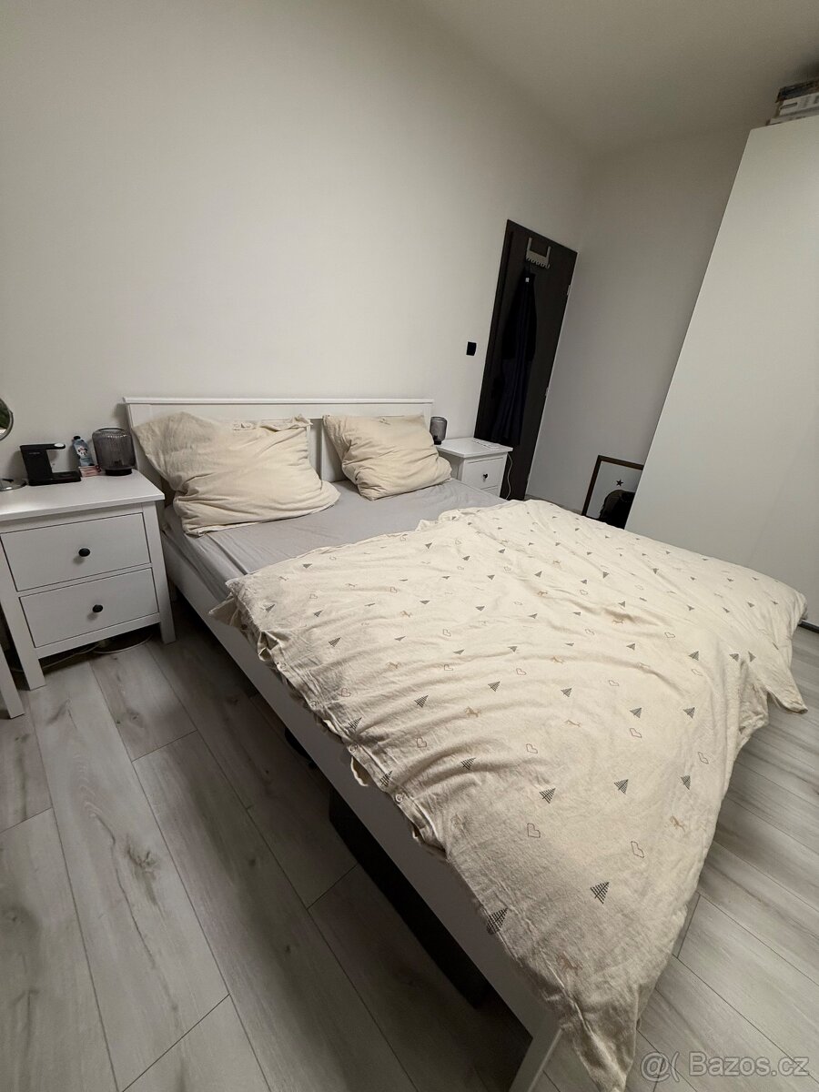 Postel, dva noční stolky, dva úložné prostory, matrace