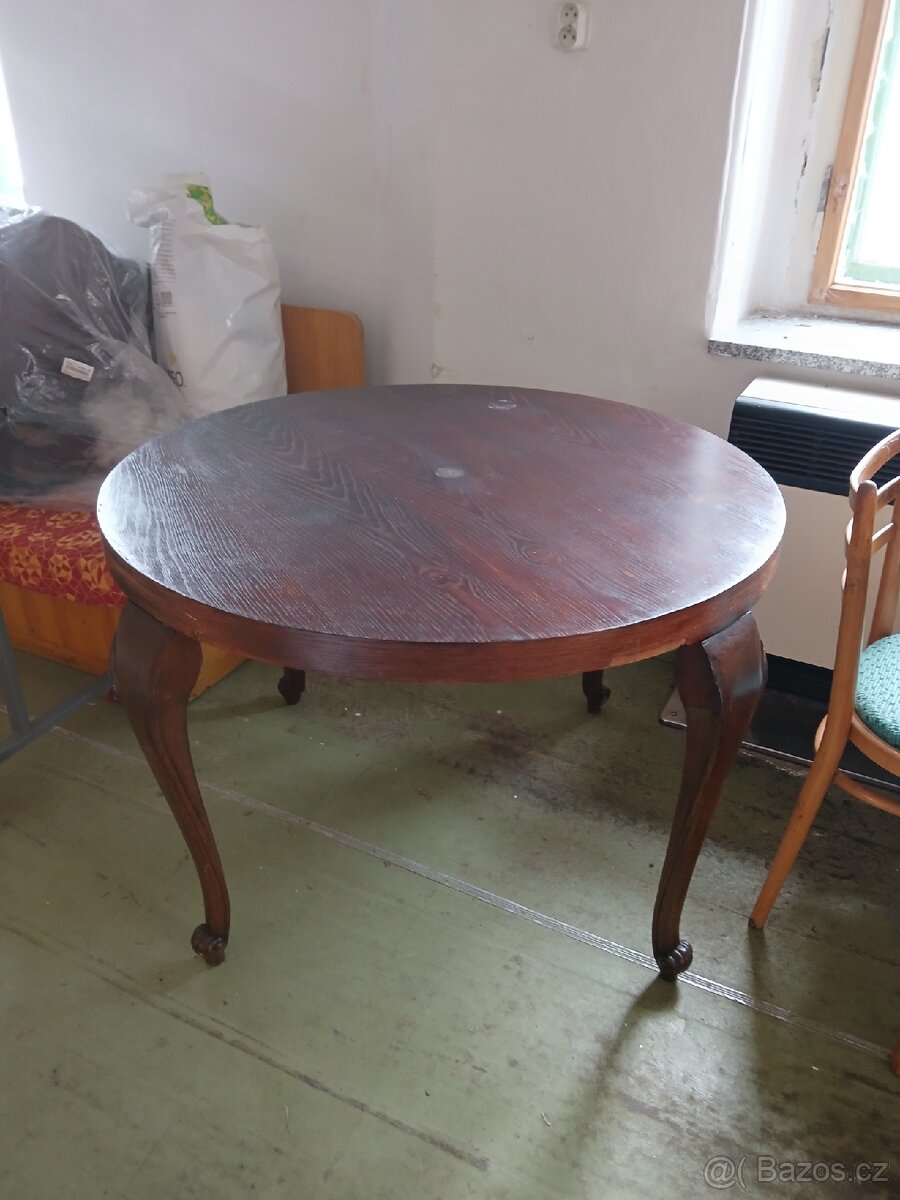 Starožitný jídelní stůl
