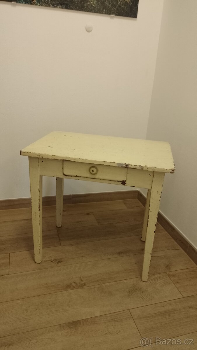 Prodám starožitný dětský stoleček se šuplíkem.