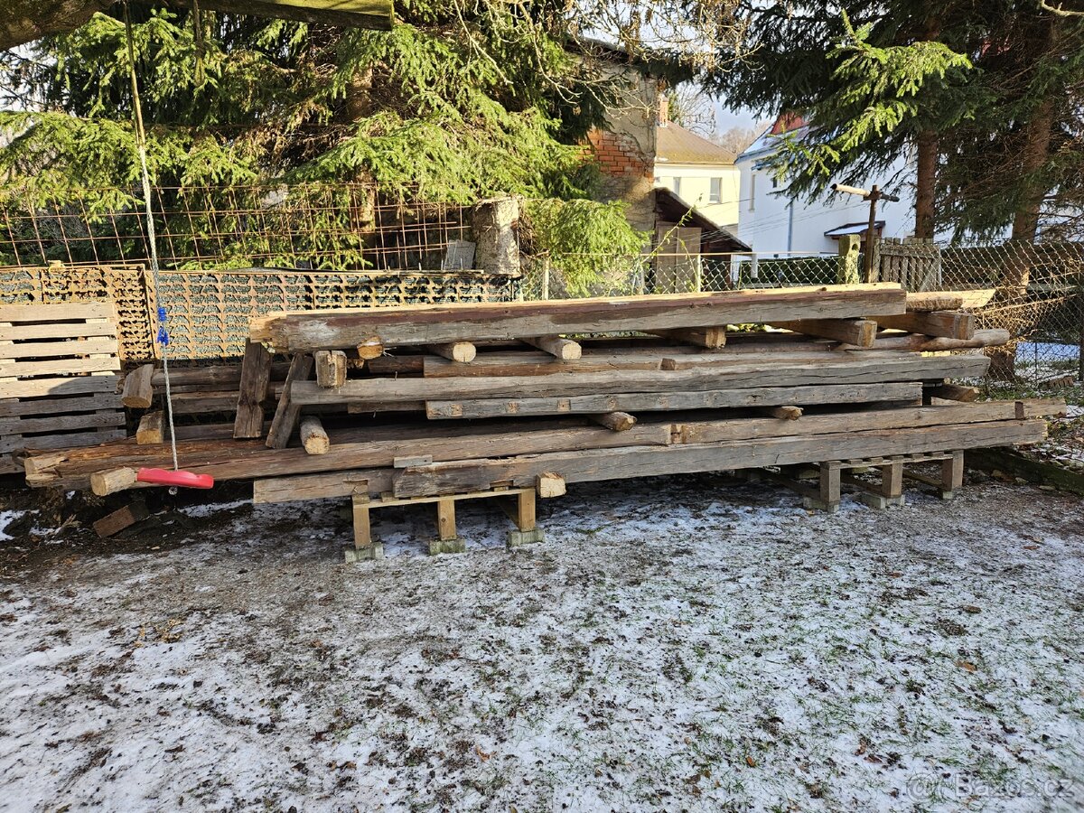 Staré dřevěné trámy