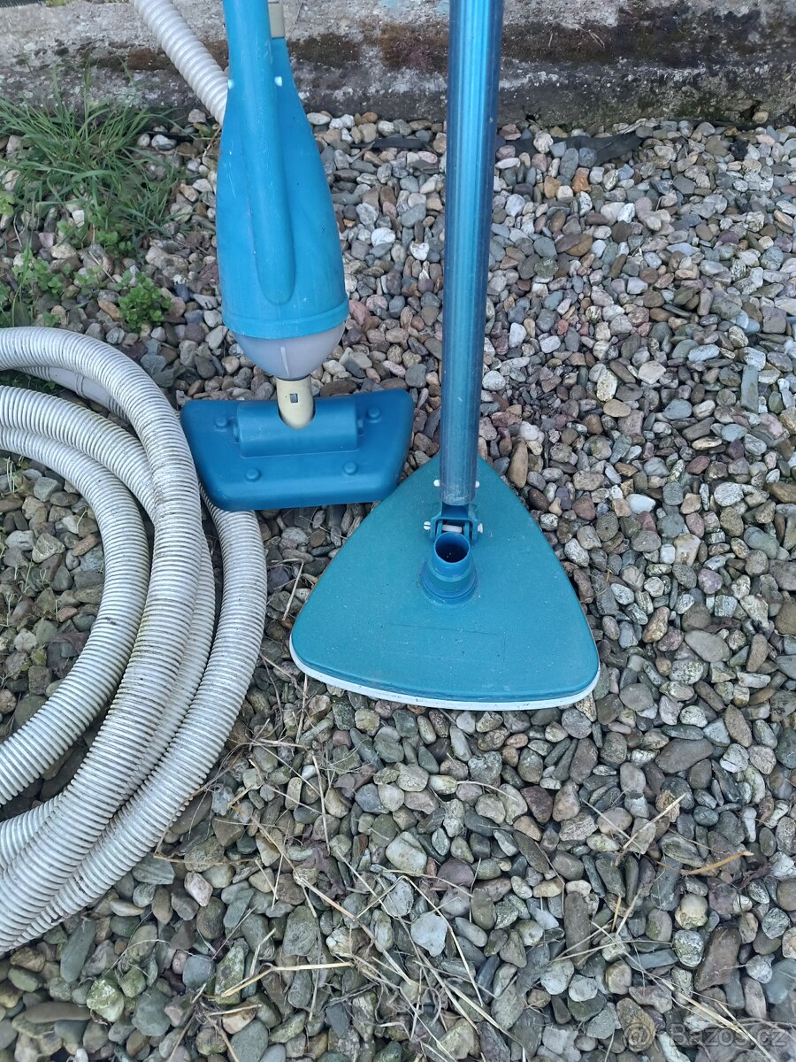 Vysavač na bazen