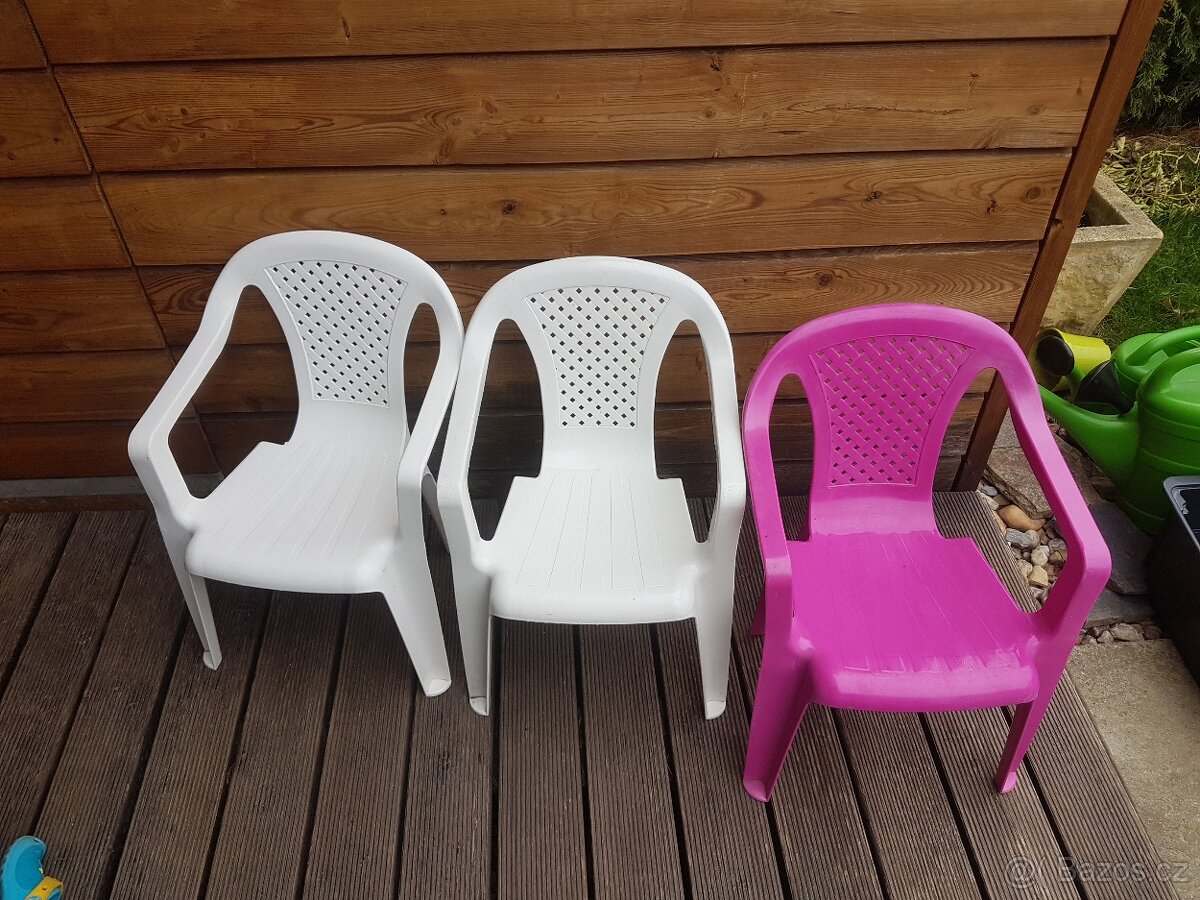 Plastové židličky pro děti