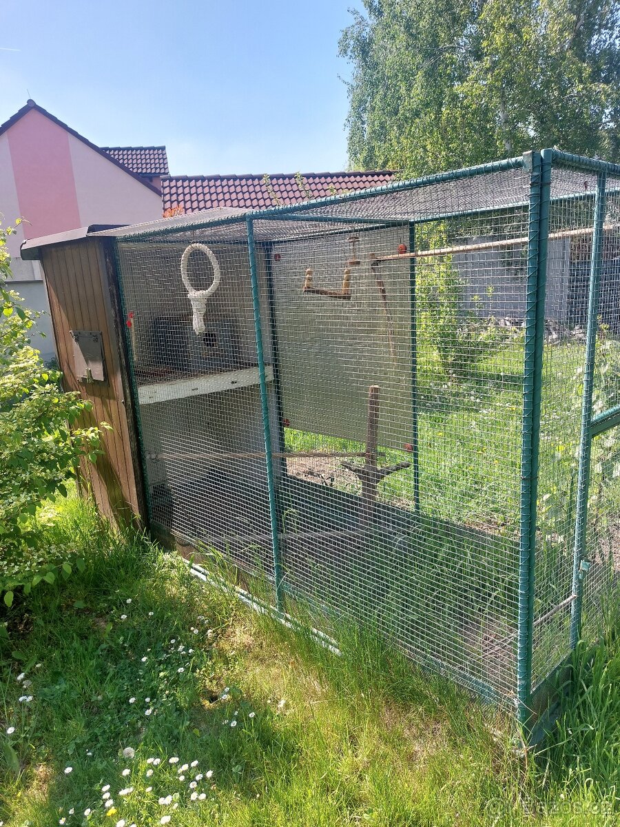 Venkovní voliéra pro papoušky